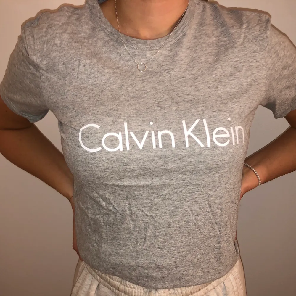 En ljusgrå basic Calvin t-shirt som passar till allt. Aldrig använd då jag har dubbletter av den. . T-shirts.
