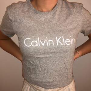 En ljusgrå basic Calvin t-shirt som passar till allt. Aldrig använd då jag har dubbletter av den. 