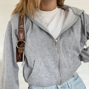 Zip hoodie  - Säljer min älskade zip hoodie, den är i väldigt bra skick. Säljer endast vid bra bud. Den gör att använda i alla årstider och är verkligen perfekt. Buda i kommentarerna🥰