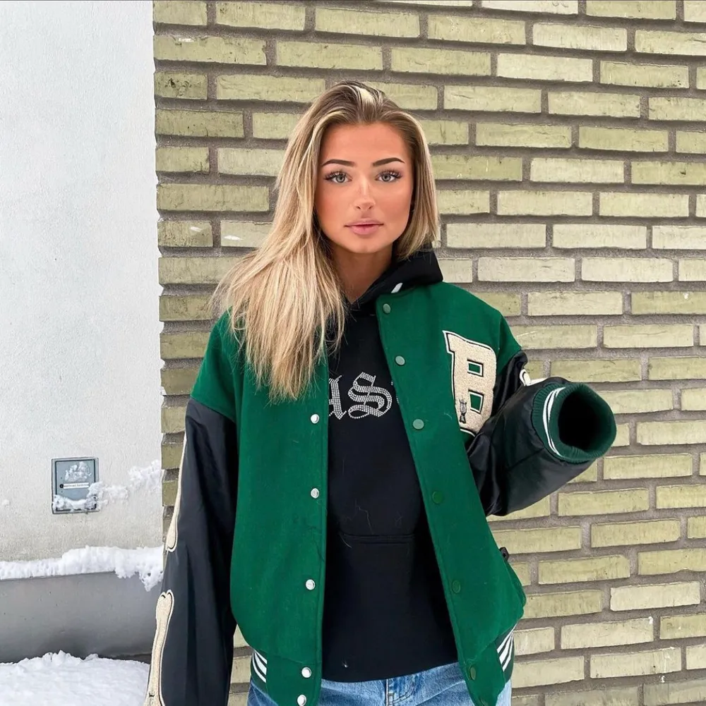 Grön oversized varsity/collage jacka. Helt oanvänd, strl S. Passar jätte bra till alla säsonger. Bilderna är lånade, skickar fler bilder vid behov! 💚 Buda gärna från 600 eller ”köp direkt” för 800kr. SÅLD för ”köp direkt” priset!. Takit.