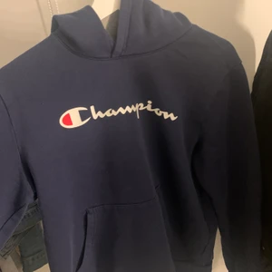Champion hoodie storlek S - Jättefin och jätteskön mörkblå Hoodie. Den har en mörkgrå luva inuti. Men annars är hela hoodien mörkblå. Hoodien är i ett bra skick, då jag bara har använt den ett fåtal gånger. 