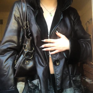 Svart jacka - Svart vår/vinter jacka, ganska unik med mönstret där nere, kan skicka bättre bilder på det om man vill! Fejk päls vid armarna och inuti jackan samt i luvan ❤️ har tyvärr inte kommit till användning på senaste men så söt!