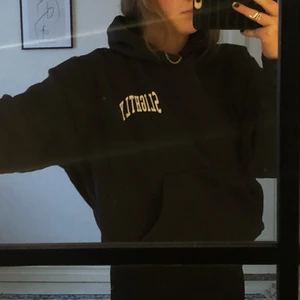 Mörkgrå hoodie från WEEKDAY - Mörkgrå hoodie från WEEKDAY med tryckt text ”Slightly”. Har en ficka på magen💜 Bra skick! Frakt tillkommer på 63kr. Lägg gärna ett bud💜 Högsta budet är nu 165kr + frakt!