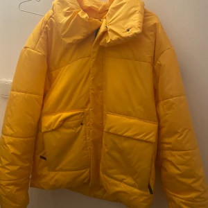 Adidas dunjacka gul - Säljer denna dunjacka. Den är i bra skikt och bara använt 2 ggr.Köpte den för 1 år sedan. Storlek L men passar även mig på storlek M. Köpt för 1000 kr