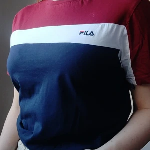 FILA T-SHIRT - T-shirt från FILA i fint skick. Storlek S men är oversized så skulle säga att den passar även M och L. ✨ Köpare står för frakt på  48kr. 