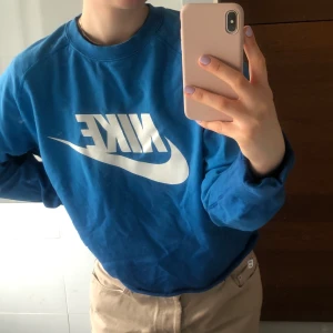 Vintage Nike sweatshirt - Så fin vintage nike sweatshirt i super fint skick! Köpt på Beyond Retro men säljer i brist på användning💐