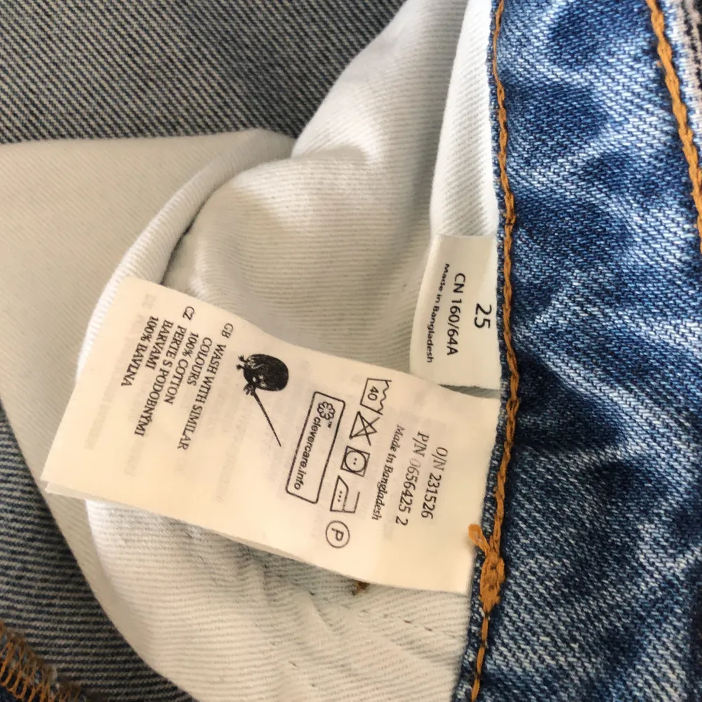 Säljer mina supersnygga Monki jeans i storleken 25 då  jag har så många liknande. Väldigt basic så de passar till allt!                                     Jag är 163cm och dom går ner till marken på mig!💕.                 Jag kan frakta mot att köparen står för frakten men jag kan även mötas upp i Stockholm!😊. Jeans & Byxor.