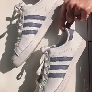 Very unique pair of adidas shoes! Lovely purple color, bought them for 800kr, only worn them out twice, have a little creasing but nothing out of the ordinary. Free shipping! 💜