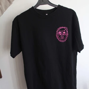 Svart band tisha  - Festival tröja - S 