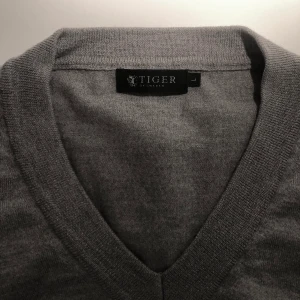 V-ringad Tiger of Swedentröja - Superfin V-Neck köpt på Tiger of Sweden! Jätteskönt och bekvämt material, står L på lappen men passar mig som S-M. Skriv gärna för frågor eller fler bilder! 💖💕💓💕