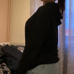 Träningströja - En tränings hoodie i ett mjukt material som inte är så varmt men inte heller så kallt heller. Svart