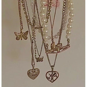 Jewelry/ accessories  - Just nu är det stor rea på min webbsida och ny trandig smycke kommer snart. Gå in och kolla 🦋 jag drivar ett hobby verksamhet🥰 där jag sälja trandig symcke för ett dåligt pris och vegan läppglans i olika smaker 🦋  