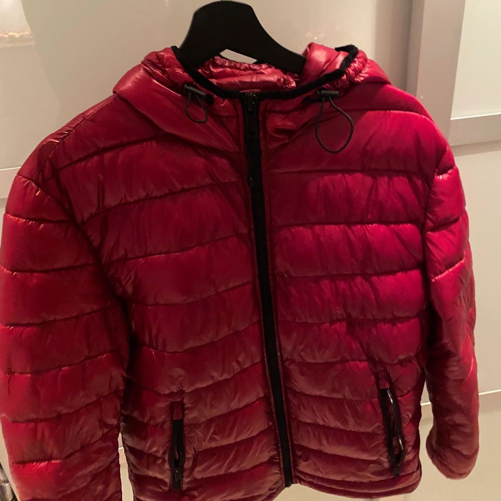Röd glansig dun jacka i storlek M från zara köpt för cirka 2 år sedan. Inga defekter alls. Köpt för cirka 500kr säljs för 200kr. Jackor.