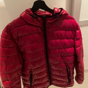 Röd dunjacka - Röd glansig dun jacka i storlek M från zara köpt för cirka 2 år sedan. Inga defekter alls. Köpt för cirka 500kr säljs för 200kr
