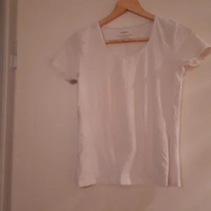 VIT TRÖJA  - Vit vanlig T-shirt, newbody. Storlek S-M. 30 eller bud.