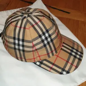 Burberry keps i hög kvalité, bättre kvalité hittar du inte. Helt oanvänd.