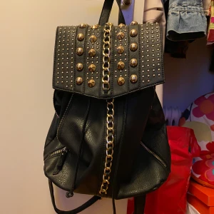 Väska - Säljer denna då jag redan använder andra väskor. Den har använts några gånger, trots det är det inget slitage endast damm. Det finns en ficka på varje sidan, väldigt praktiskt. Man kan reglera banden och väskan är gjord av fejk skin.