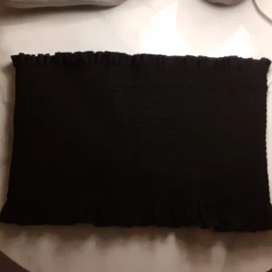 Svart crop top - En svart crop top i bra skick har andvänts en fåtal gånger.🖤 Skriv till mig om du vill buda.👍 storleken är M men passar även dom som har S.