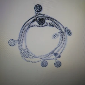 Armband från Bud to Rose (Spirit Silver)  - Säljer ut smycken från Bud to Rose från en konkursutförsäljning. Allting säljes för ca 70% av ordinarie pris. Allt kommer från från en butik som tvingats stänga. Så helt nya smycken för 70% av ordinarie pris. Priset som står på varan här inne gäller. Varan skickas mot fraktkostnad, kollar upp summa för detta efter hand som ni beställer då många beställer mer än en sak och då blir priset annorlunda. Betalning via swish. Bild lånad från Bud to Rose. 