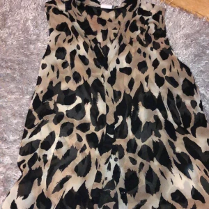 V-ringad blus  - Sprillans nytt linne i tunnt (dock genomskinligt) material 