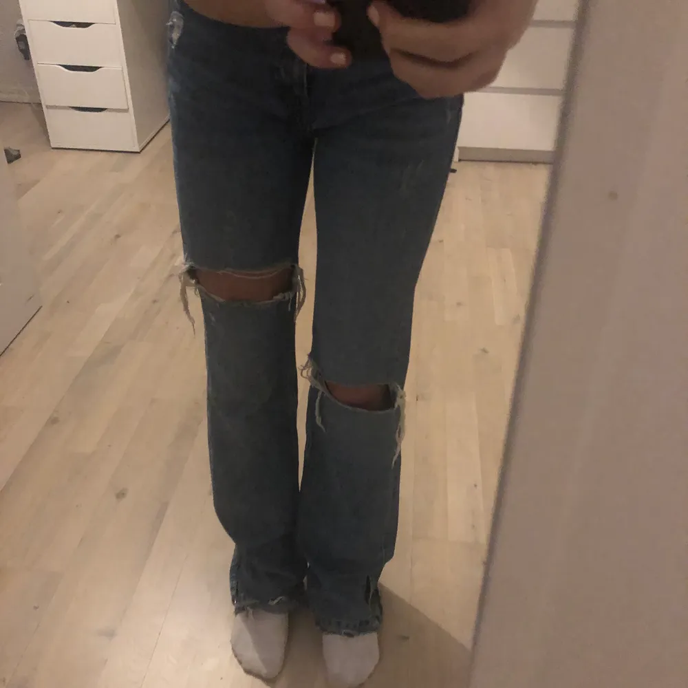 Långa snygga jeans med slits och hål. På bilderna har jag två säkerhetsnålar på slitsarna vilket blir en snygg detalj men går att ta bort och ha med öppna slitsar också . Riktigt långa och snygga med hål!!💕. Jeans & Byxor.