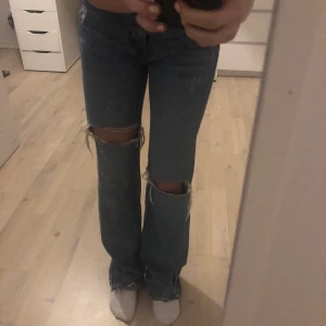 Långa jeans - Långa snygga jeans med slits och hål. På bilderna har jag två säkerhetsnålar på slitsarna vilket blir en snygg detalj men går att ta bort och ha med öppna slitsar också . Riktigt långa och snygga med hål!!💕