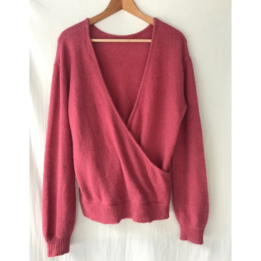 NA-KD fint “Back overlap knitted sweater” rosa stickad tröja i akryl/ull/mohair blandning. Jätteoversize storlek XS som passar st. S/M Denna är jättefint på. Fint skick och inget att anmärka på.  (Slutsåld på NA-KD)  * RÖKFRI OCH DJURFRI HEM*. Tröjor & Koftor.