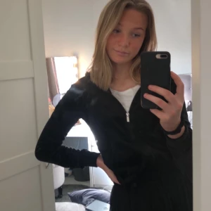 Svart ziptröja - Ziptröja från gina