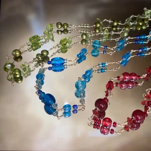 Halsband - Tre handgjorda halsband, med fina glaspärlor i olika färger❤️halsbanden säljs styck❤️ 1 halsband: 150kr 2 halsband: 250kr 3 halsband: 300kr Spännena är försilvrade, och frakten bjuder jag på🥰 (!BLÅ SÅLD!) (!RÖD SÅLD!)                                                                                —————————————————————————————           Jag kan göra specialbeställda smycken, det är bara att höra av dig❤️🌟 —————————————————————————————                    Kika gärna in på min profil, säljer en massa olika handgjorda smycken💃🏼 perfekt till dig själv eller i present till någon❣️✨        