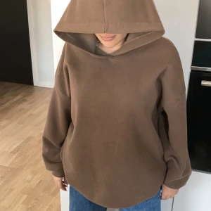 brun hoodie - Brun tjock hoodie köpt på gina tricot haft den i en månad säljer den för 200kr lägg bud i kommentarerna..kunden står för frakten storlek xl