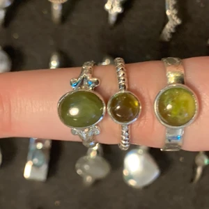 Silverringar i peridot 🪴🫒 - Det är ringar i äkta silver 925 med en grön sten som heter peridot, som också kallas olivin eller krysolit. Kristallen sägs bära med sig balans och  harmoni  mellan hjärtat och den personliga kraften. Den stöder dig för att få samman hjärtats röst och din personliga vilja.  Köp en för 250kr eller alla för 700kr.🌷 Betalning via swish! Hör av dig om du har någon fråga! 