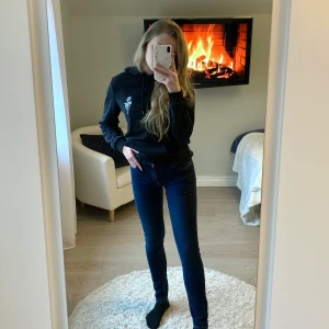 Blå jeans - Jeans i nyskick, säljer för att de är för små. Väldigt sköna jeans och är ganska stretchiga. Står storlek 158 men passar också 34-36 or. 