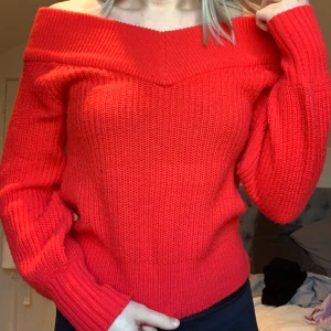 Röd off shoulder från Gina tricot  - Röd off shoulder från Gina tricot i bra skick, storlek S (köparen betalar frakten) Säljer den pga att den inte används längre, betalning sker via swish