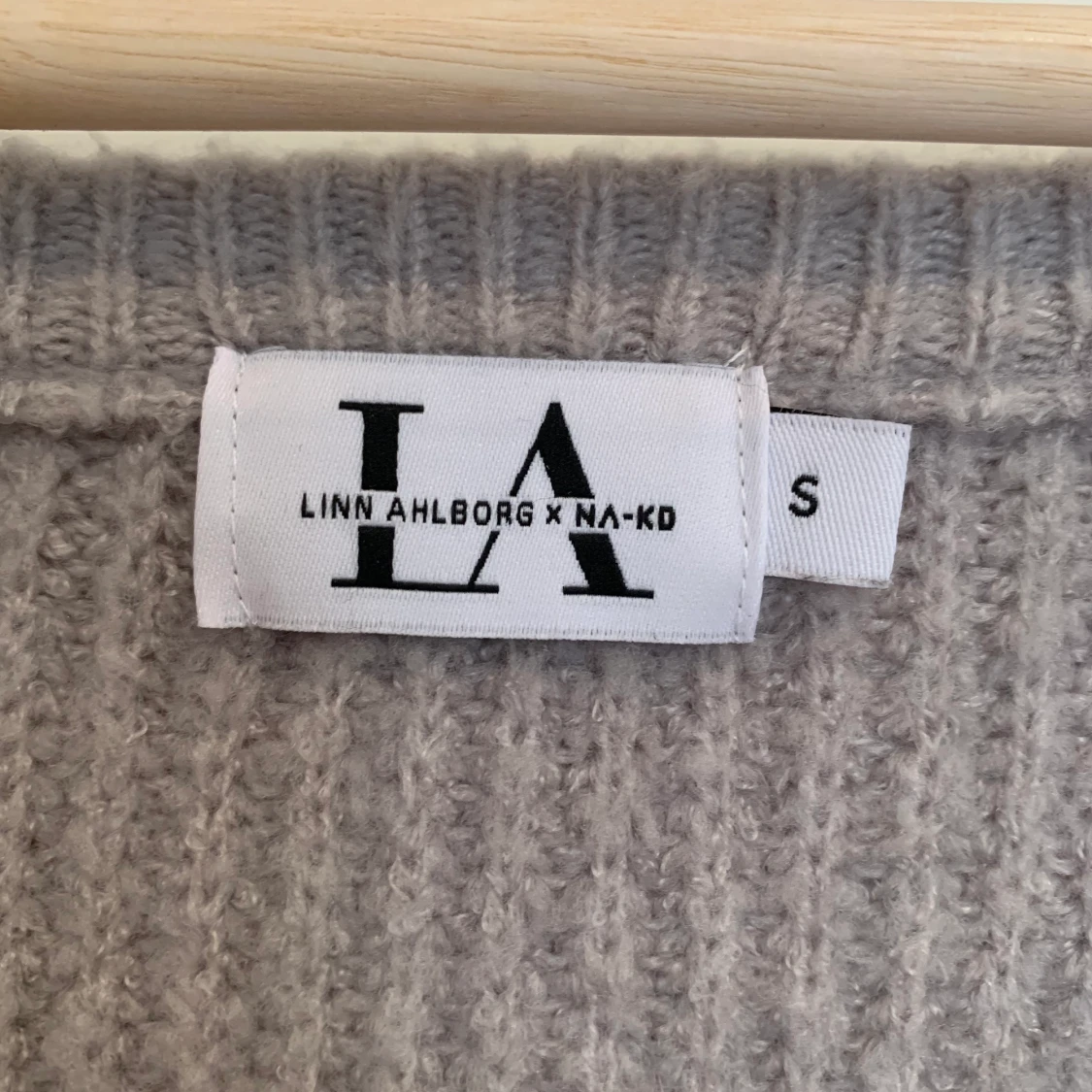 Linn Ahlborg x na-kd v-neck tie sleeve sweater i grå - 91