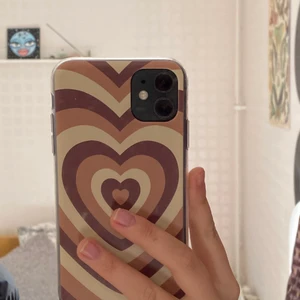 iPhone skal - Säljer mitt trendiga och helt oanvända (förutom när jag skulle ta bilden) skal från shein då jag har ett till likadant☺️