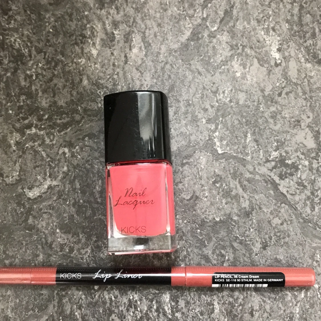 Lipliner och nagellack 