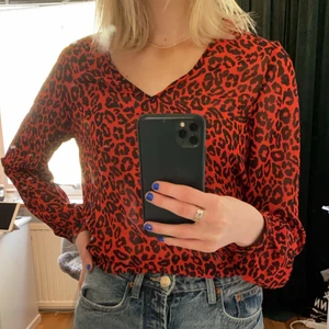 Leopard blus - Så fin blus från bikbok! Endast använd en gång, så den är i nytt skick. Storlek XS men skulle säga att den också passar S också då jag vanligtvis har S i tröjor. Säljer då den bara tar plats i garderoben. Skriv om du är intresserad! ❤️ (obs köpare står för frakten)