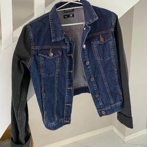 Jeansjacka nyskick - Jeansjacka i nyskick. Storlek L. Men skulle säga att den är mer onesize. Jag använder i övrigt S/36. 