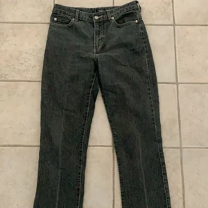 Gråa bootcut jeans - ett par gråa halvt bootcut jeans