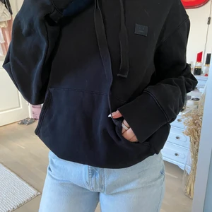 Acne Studios svart hoodie - Hoodie inköpt på NK i Stockholm förra året. Jättefin men har inte kommit så mycket till användning. Har tyvärr inte kvar kvittot men behövs fler bilder så skickar jag gärna. Storlek S. Bud från 500 kr❤️💗💖