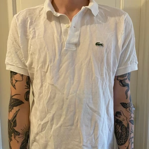 Lacoste pikétröja - Kortarmad vit Lacoste piké! Super cool till vår/sommar ☀️ Har en del olika såna här - går att kombinera för rabatterad pris!