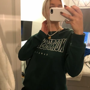 En grön jättefin tröja!!! Storlek s  - En snygg tröja som har jättefin färg💚💚 som tyvärr inte passar mig längre. Den är jätteskön och skicket är mycket bra då den inte har använts så pass mycket!! (Köpare står för frakt)