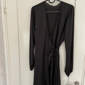 Omlott klänning storlek S - Superfin klänning från Ginatricot som endast är använd 1 gång. 