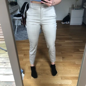 Kostymbyxor  - Kostymbyxor från H&M i storlek 34, aldrig använda mer än när jag provat dom, så de är i nyskick. Jag är 168. Köparen står för frakten som kan variera i pris beroende på hur stort kuvert som behövs!:)