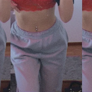 Mjukisbyxor - Mjukis🤍 Reglerbar passform på insidan, använda ca 2 gånger, passar XS/S beroende på hur du vill ha passformen (köparen står för frakten)