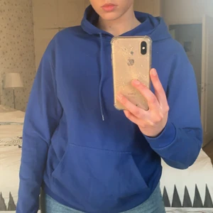 Klarblå trendig hoodie - Klarblå Hoodie som säljes pga rensar ur min garderob. Köparen står för frakt☺️