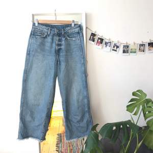 Croppade blåa jeans från Weekday i modellen Veer, sitter så snyggt men passar mig tyvärr inte längre. Perfekta till våren och sommaren! Använda men i fint skick. Nypris 500 kr. Storlek 26 motsvarar ca storlek 36/S.