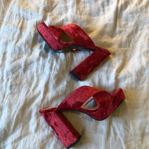 Klackar i velourtyg - Snygga klackar i velourtyg, knappt använda! Så fina 🥳