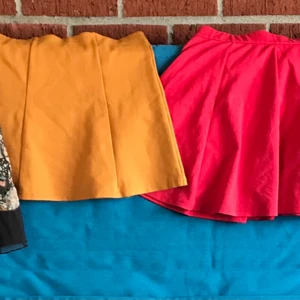 Olika kjolar  - Olika kjolar i olika storlekar och i nyskick. För mer detaljer och om du är intresserad så kontakta mig!🙂 