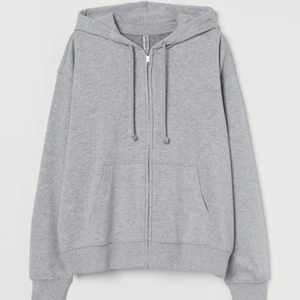 Grå zip hoodie - Säljer denna grå zip hoodin från HM som är slutsåld. Endast använd 1 gång!😊 Storlek M och sitter snyggt oversize på mig som är cirka 160cm och vanligtvis brukar ha S. Hör av er för fler bilder mm!💛